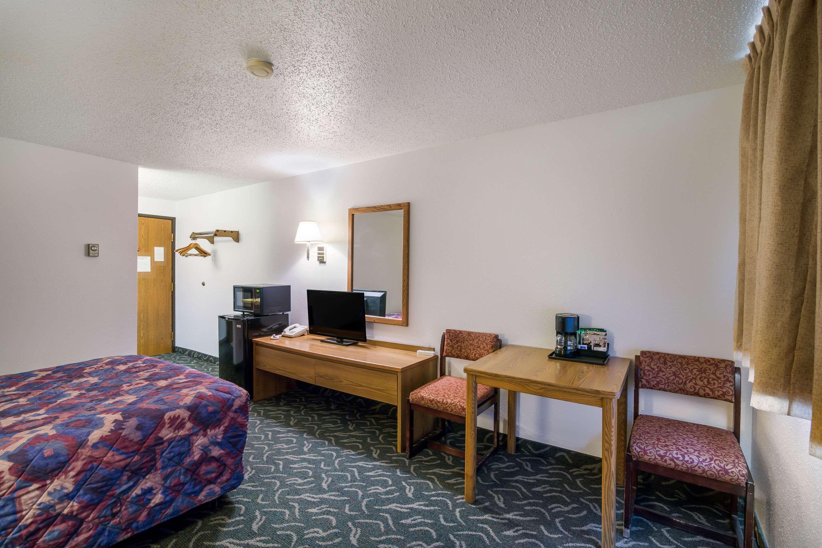 Rodeway Inn Gateway To Medora T-Roosevelt & Makoshika State Park Wibaux Экстерьер фото