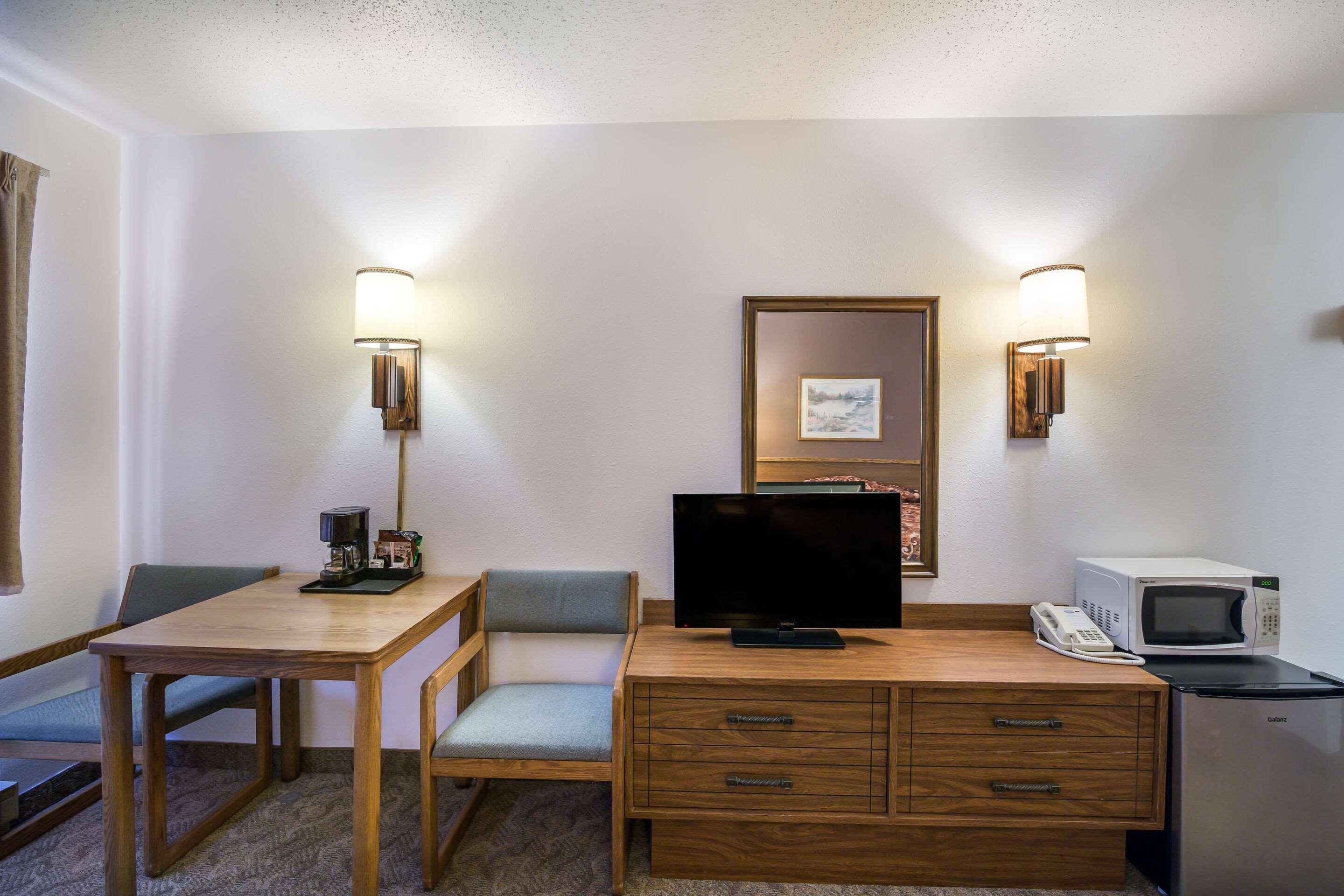 Rodeway Inn Gateway To Medora T-Roosevelt & Makoshika State Park Wibaux Экстерьер фото